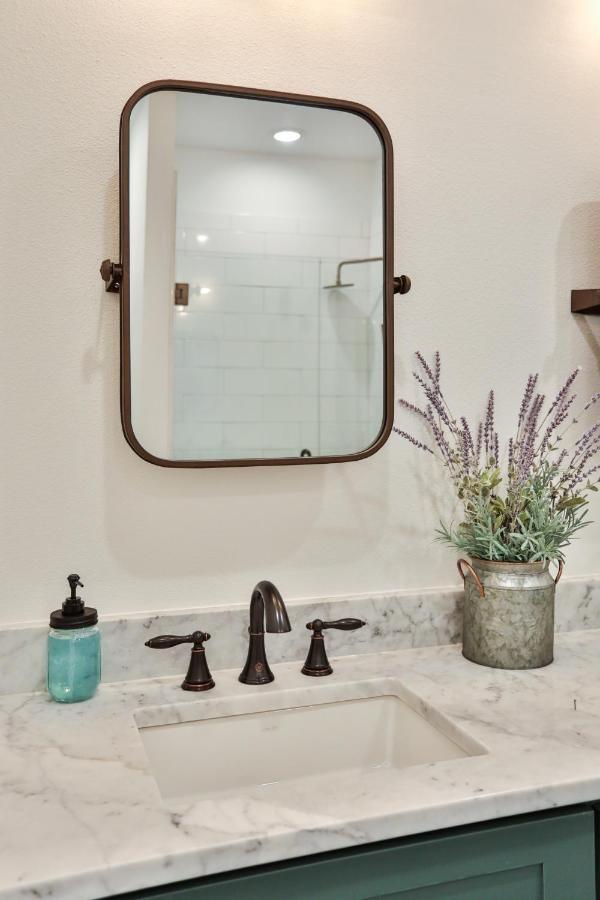 Hill Country Haven A Modern Rustic - 2 Bedroom 2 Bathroom Townhouse Off Main Street フレデリックスバーグ エクステリア 写真