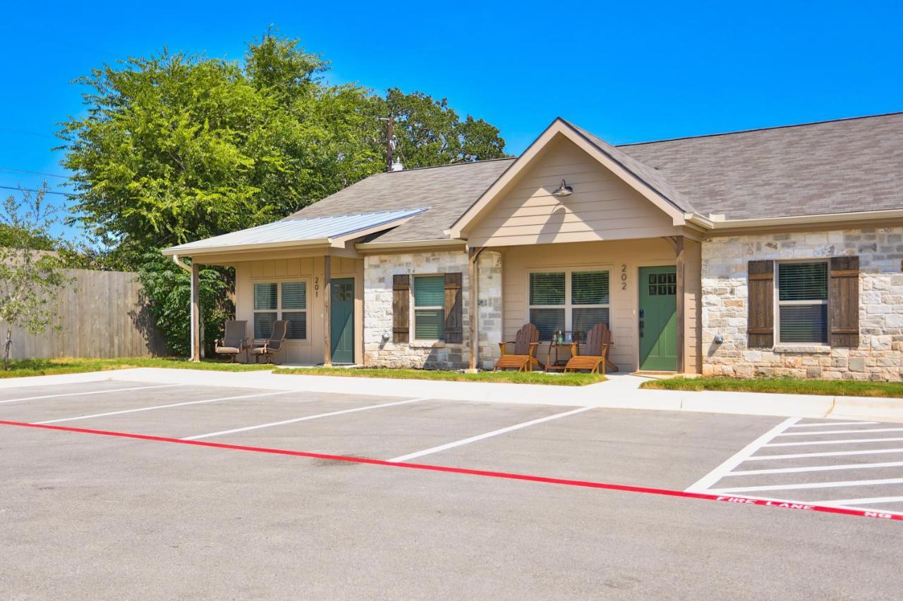 Hill Country Haven A Modern Rustic - 2 Bedroom 2 Bathroom Townhouse Off Main Street フレデリックスバーグ エクステリア 写真