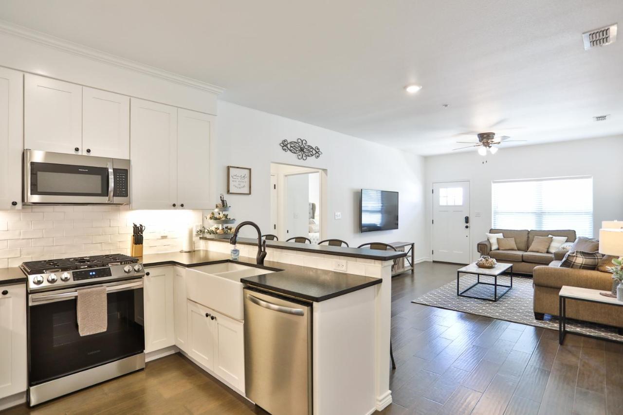 Hill Country Haven A Modern Rustic - 2 Bedroom 2 Bathroom Townhouse Off Main Street フレデリックスバーグ エクステリア 写真
